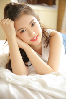 阿珂被小兵挂在树上的照片gif